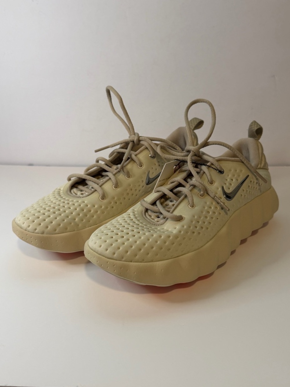Nike Mind Light Khaki/Desert Khaki/Hyper Crimson/Metallic
Cool Grey